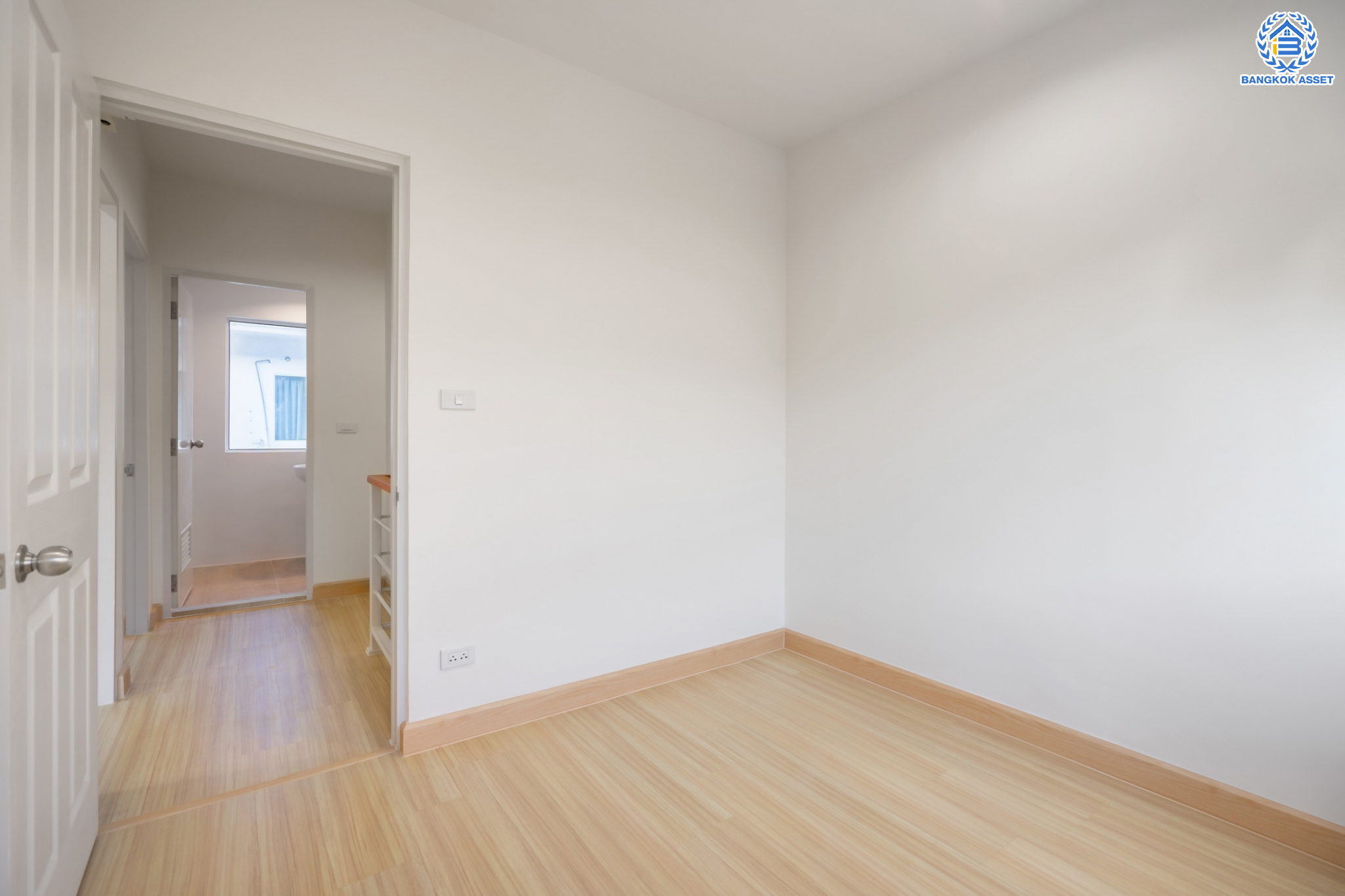 บ้านมือสองตกแต่งใหม่ ม.พฤกษาวิลล์28 วงแหวน-รัตนาธิเบศร์ (หน้ากว้าง 6 เมตร) ความสุขมีครบทุกตารางนิ้ว บนเนื้อที่ 17.5 ตร.ว. ฟังก์ชัน 3 ห้องนอน 2 ห้องน้ำ จอดรถได้ 1 คัน ครบครันทั้งครัวเคาน์เตอร์ บนทำเลสุดสะดวก ใกล้ถนนกาญจนาภิเษก เพียง 8 นาทีจาก MRT สถานี ตลาดบางใหญ่...